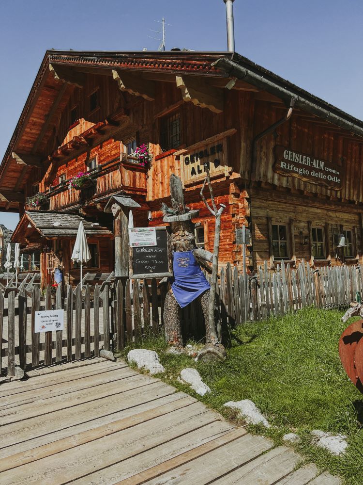 refugio de madera con figuras de madera echas a mano de tamaño grande que parece un hombre con barba Refugio de Odle